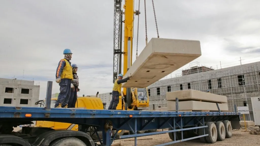 Homens içando material de obra