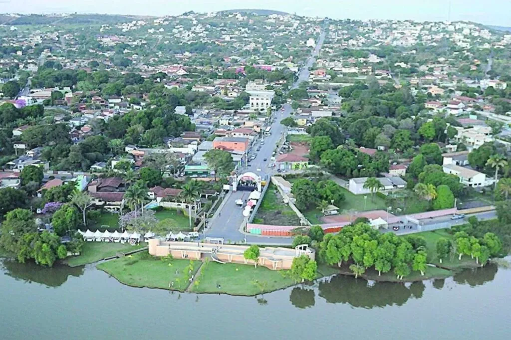 Empresa de mudanças em Lagoa Santa: foto que mostra um pedaço da lagoa, parte da orla com os bairros em casas.