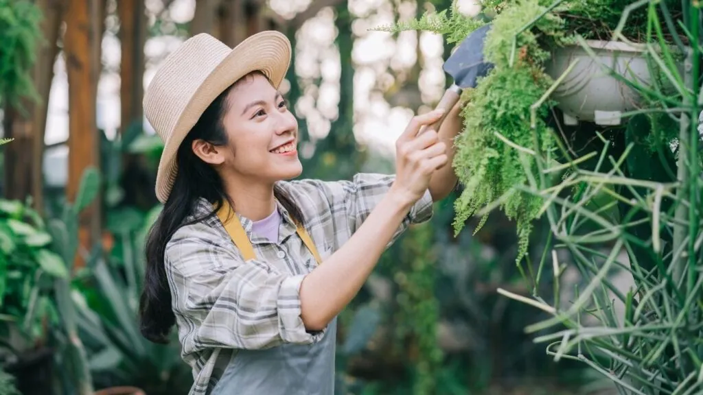 Mulher cuidando de plantas