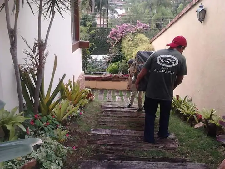 profissionais fazendo mudanças residenciais