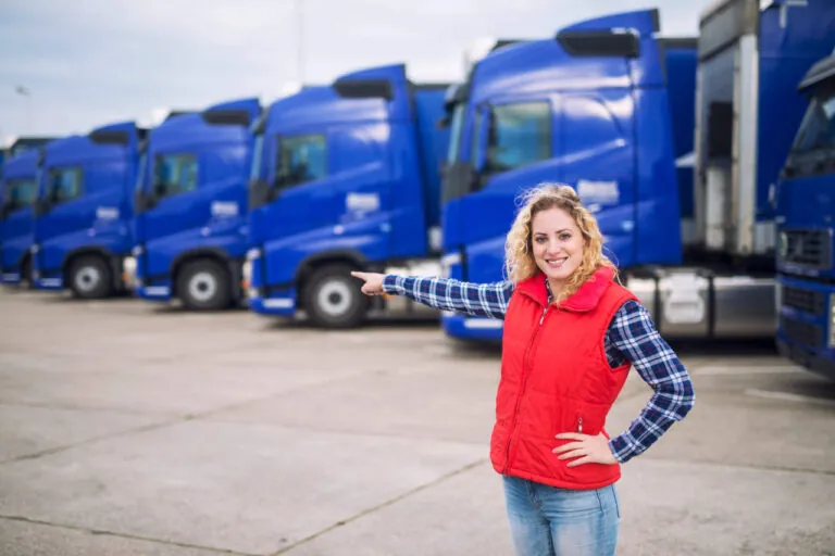Melhores empresas de mudanças em BH: Motorista feminina em frente a caminhão de mudança