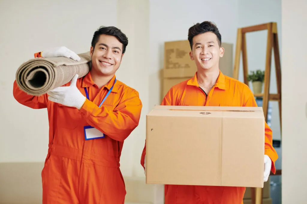 profissionais realizando mudanças comerciais