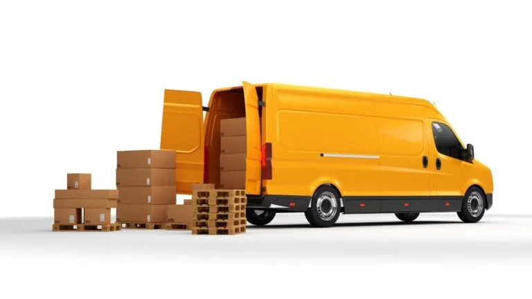 Transportadora: van amarela com porta traseira aberta e pilhas de caixas no chão