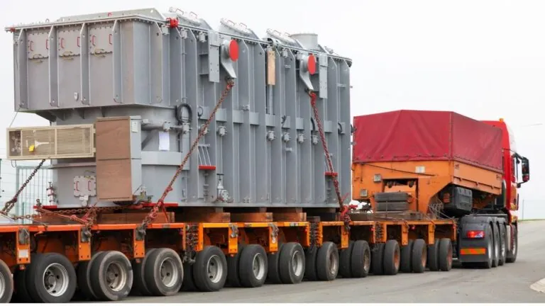 mudanças industriais: caminhão transportando equipamento pesado