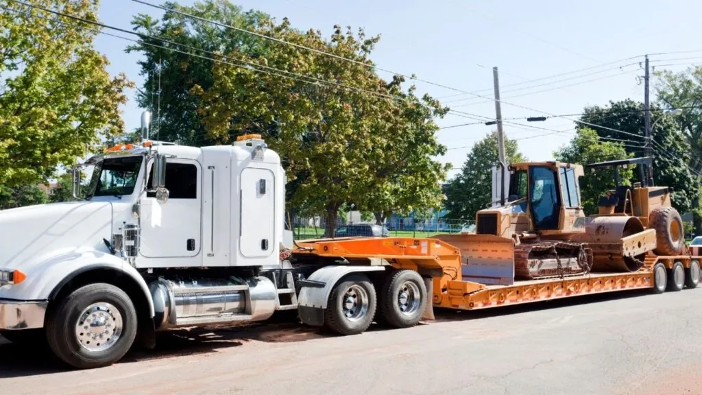 Mudanças industriais: caminhão grande aberto transportando trato. 