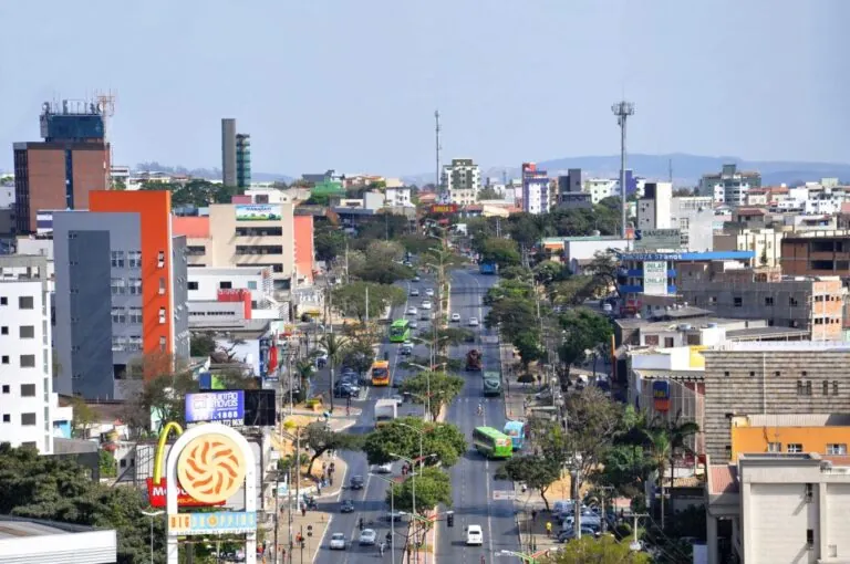 Empresa de mudanças em contagem: foto de avenida principal da cidade.