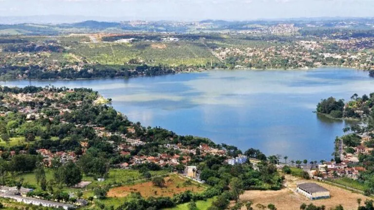 Empresa de mudanças em Lagoa Santa: foto que mostra os bairro ao redor da lagoa, e uma parte da lagoa.
