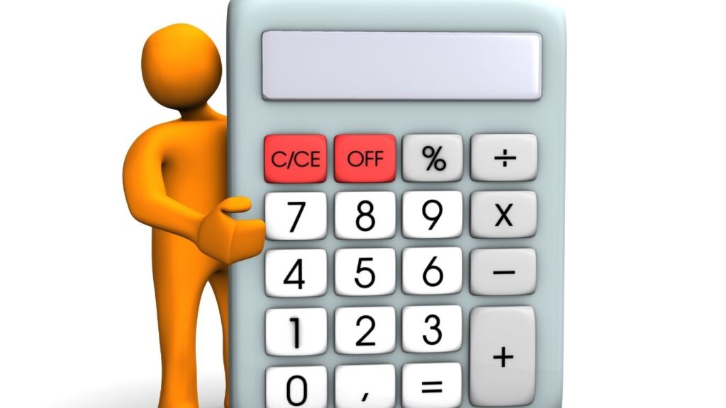 boneco segurando calculadora.