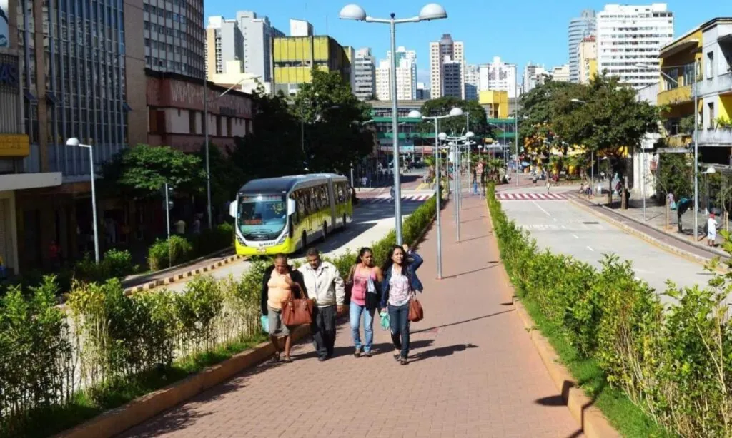 Empresa de mudanças no Centro de BH: foto de avenida com pedestres andando e o move passando 