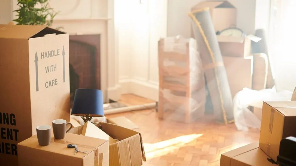 Cotação de mudança: sala cheia de caixas de mudança.