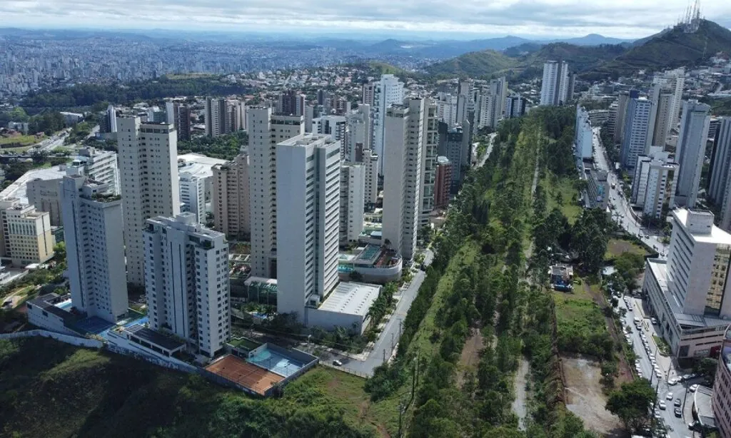 foto dos prédios do bairro com ruas arborizadas.