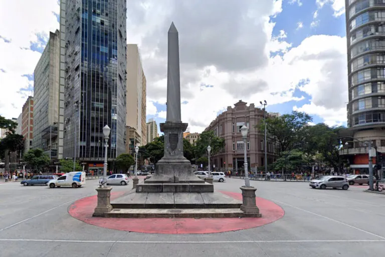 Empresa de mudanças no Centro de BH : foto do "pirulito" da praça sete.