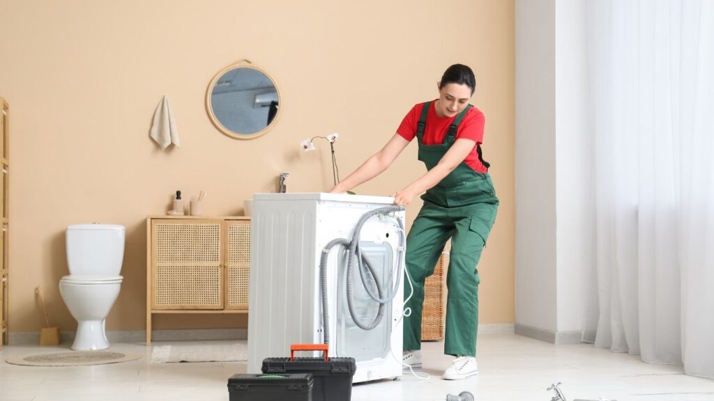 mulher puxando máquina de lavar.