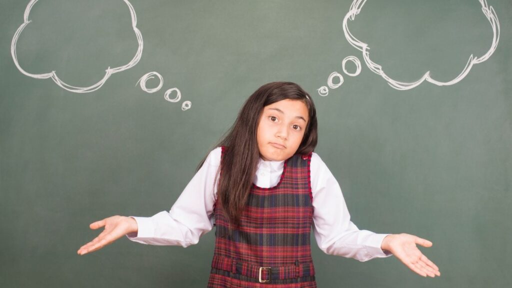 menina com expressão de duvida e balões de perguntas ao redor.