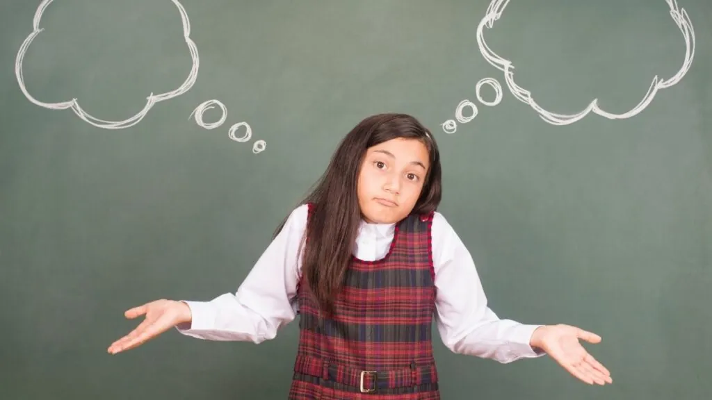 menina com expressão de duvida e balões de perguntas ao redor.