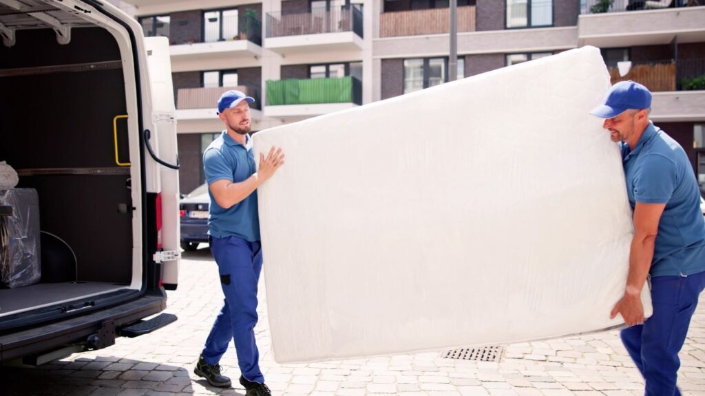 Transportadora de móveis para outro estado: homens carregando mudança.