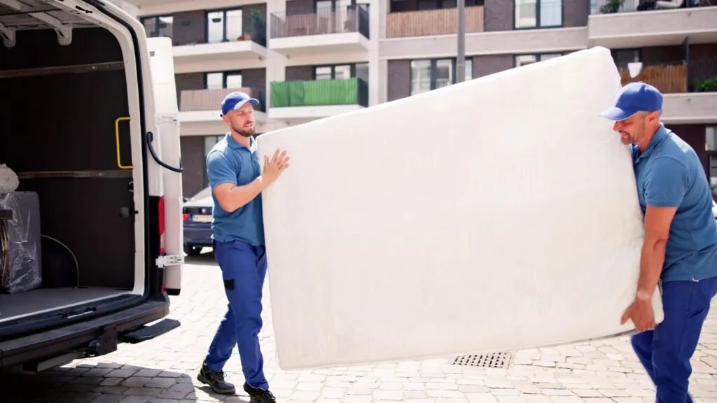 Transportadora de móveis para outro estado: homens carregando mudança.