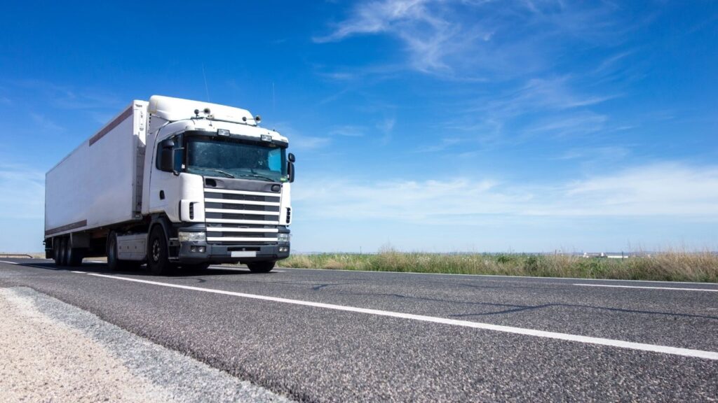 Transportadora de móveis para outro estado: Caminhão em estrada.