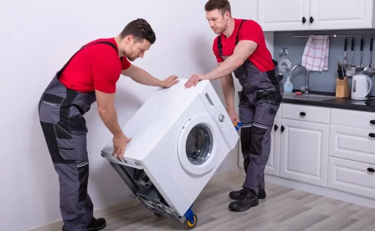Pode transportar máquina de lavar deitada: homens deitando maquina de lavar para transporte.