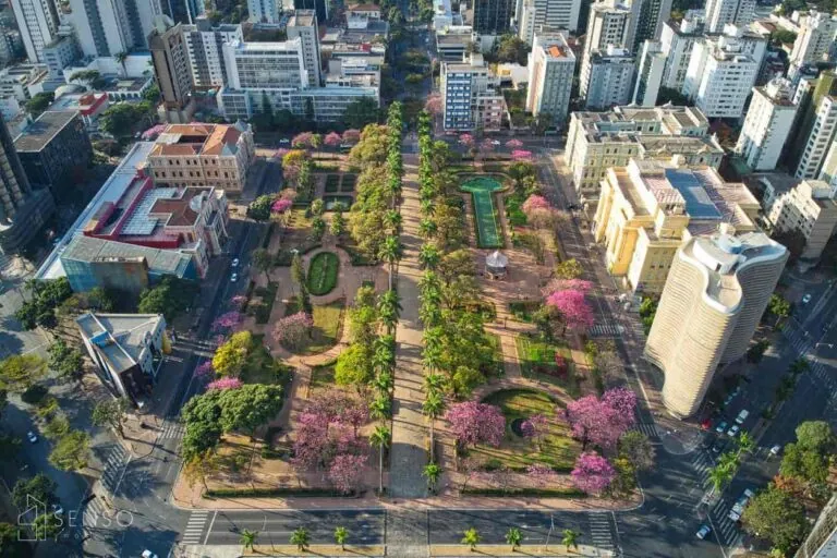 Empresa de Mudanças na Savassi BH: foto de cima de praça do bairro.