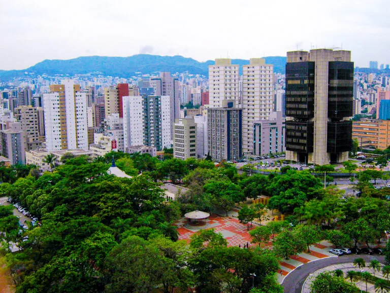 Empresa de Mudanças no bairro Lourdes BH: Foto mostrando praça, parte arborizada e prédios do bairro.