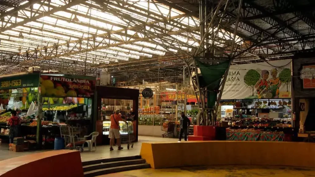 Empresa de mudanças e Içamentos no bairro Gutierrez BH: mercado do cruzeiro parte interna.